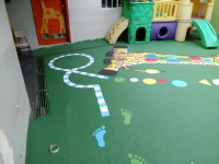 /album/galeria-de-fotos/calcada-girafa-amarelinha-etrilha-sensorial4-jpg/